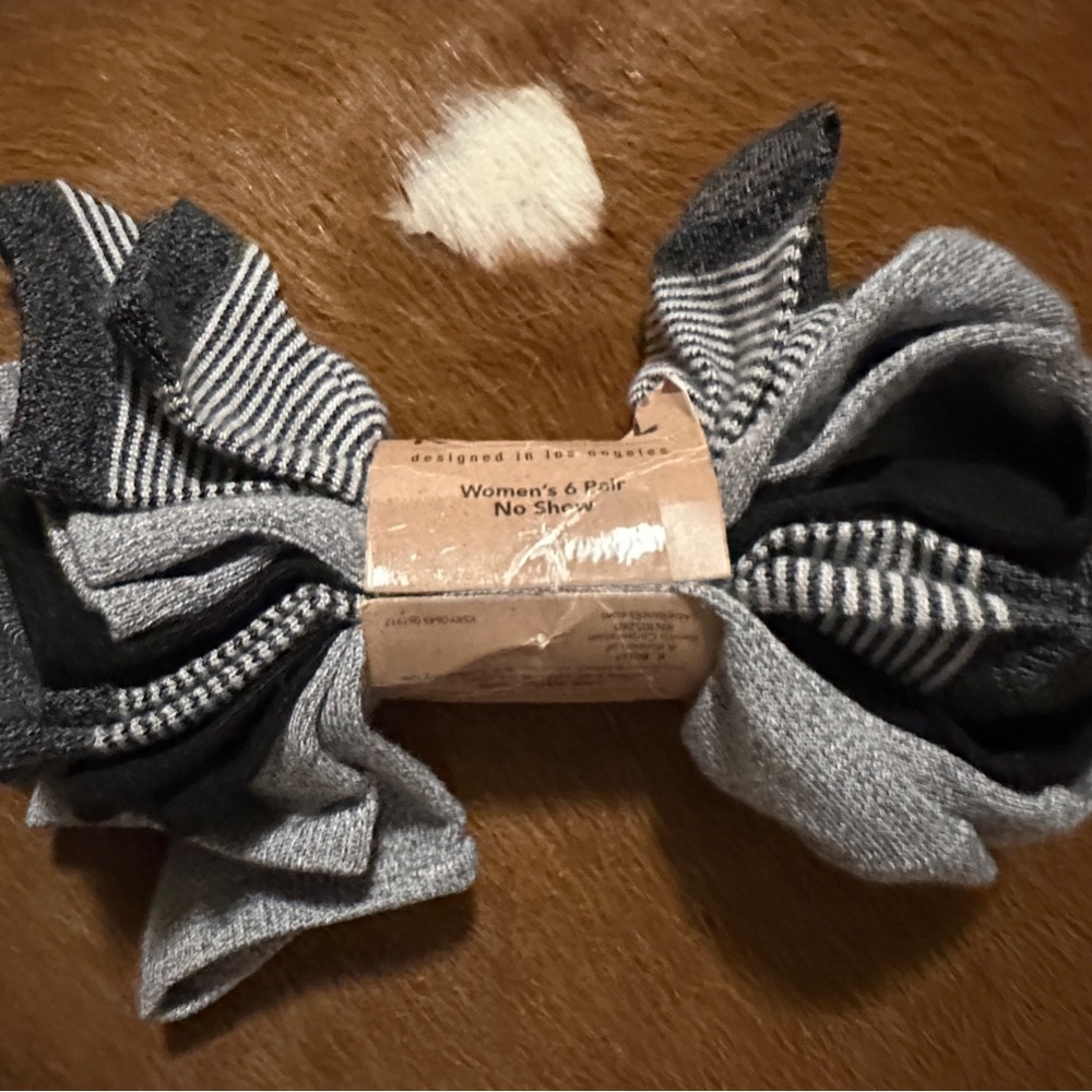 6 PAIR: Women’s No Show Sock Set- Black and Gray Assorted